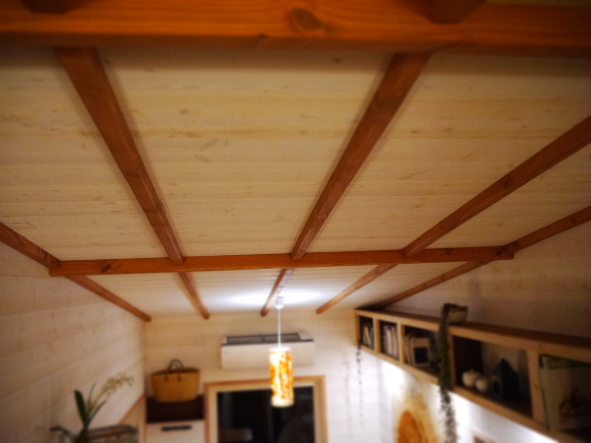 Au plafond, un chevronnage a été posé par dessus le lambris