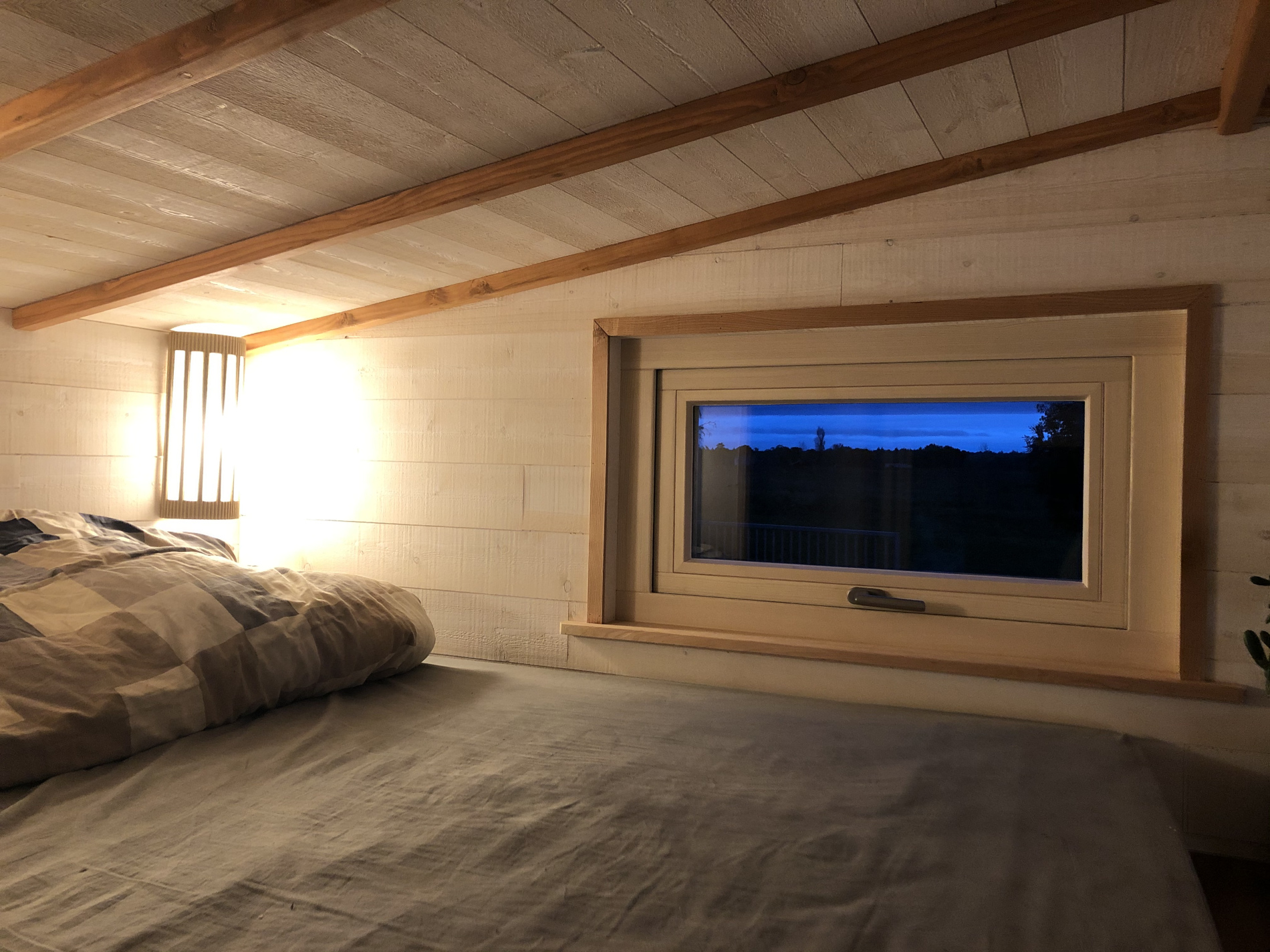 La chambre est en mezzanine